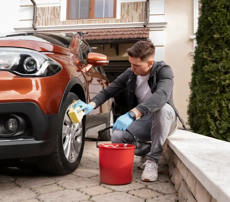Lavage auto à domicile Sainte-Gemme-Martaillac : professionnel intervenant sur un véhicule